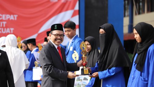Melly Lukmawati, Juara 3 Desan Poster Putri KINMU I saat menerima penghargaan dari Rektor UIN Antasari (Foto-Humas-Yulida Rifani)