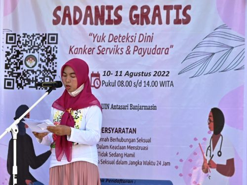 Mewakili Ketua DPW UIN Antasari, Ketua Pelaksana Nyonya Heti Fajarwati Irfan Noor membuka acara. Foto Humas-Hadi Rustami