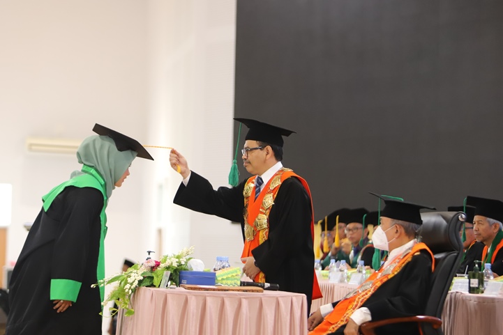 Munawwarah, S.Pd. binti H. Darham, Wisudawati terbaik ke-3 di Wisuda Agustus 2022 saat dipindahkan tali topi toganya oleh Rektor (Foto-Humas-Yulida Rifani)