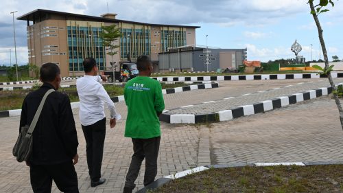 Panitia Wisuda 2022 sedang memeriksa kesiapan acara. Foto Humas Hadi Rustami (08 Agustus 2022)