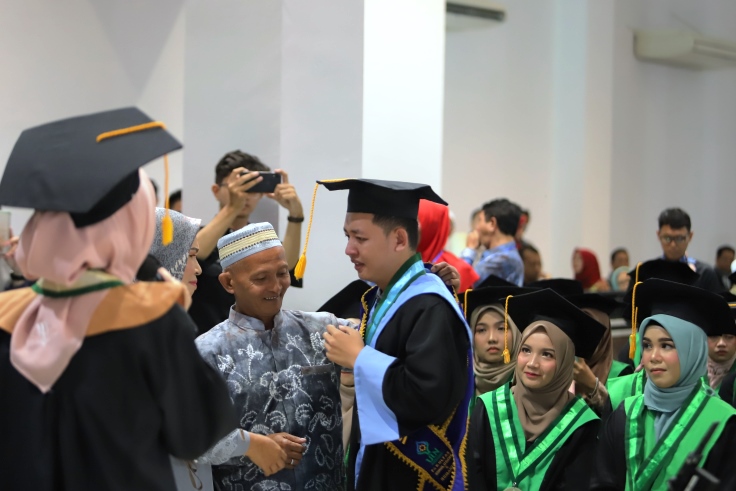 Panji Ansari, S.Ag. Bin Asmadi, S.A.P. terharu saat momen bahagia di Wisuda UIN Antasari Agustus 2022 (Foto-Humas-Yulida Rifani) - Copy (2)