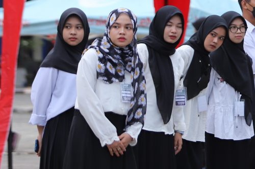 Para Panitia PBAK 2022 sedang bersiap mengikuti upacara pembukaan (Foto-Humas-Yulida Rifani)