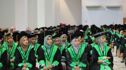 Para Wisudawati UIN Antasari Agustus 2022 antusias mendengarkan pidato Rektor (Foto-Humas-Yulida Rifani)