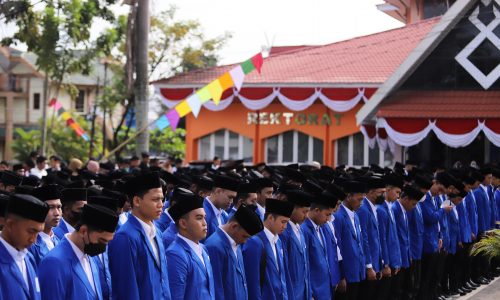 Para mahasiswa baru mengikuti Upacara Bendera HUT ke-77 RI (Foto-Humas-Yulida Rifani)