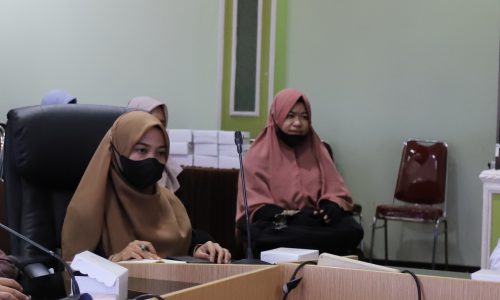 Para mahasiswi UIN Antasari mendengarkan Sosialisasi UIII. Foto Humas-Hadi Rustami