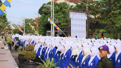 Para mahasiswi baru mengikuti Upacara Bendera HUT ke-77 RI (Foto-Humas-Yulida Rifani)