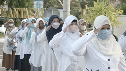 Para pegawai perempuan rektorat UIN Antasari saat mengikuti upacara mingguan. Foto Humas-Achmad Magfur