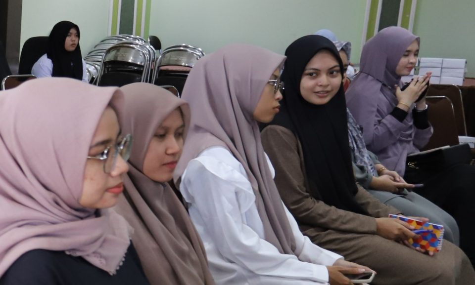 Para peserta dari UIN Antasari antusias mendengarkan peluang beasiswa ke Universitas Islam Internasional Indonesia. Foto Humas-Hadi Rustami