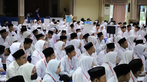 Para peserta gelombang ketiga PBAK 2022 yang terdiri dari para mahasiswa baru Fakultas Syariah & Fakultas Ekonomi dan Bisnis Islam (Foto-Humas-Yulida Rifani)