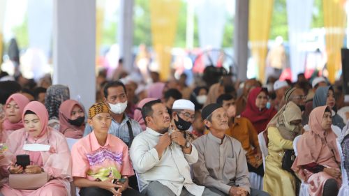 Para tamu undangan memenuhi tenda luar yang dilengkapi layar monitor (Foto-Humas-Yulida Rifani)