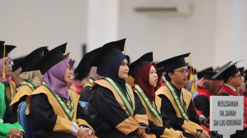 Para wisudawan-wisudawati Fakultas Dakwah dan Ilmu Komunikasi sedang mendengarkan pidato Wisudawan Terbaik Agustus 2022 (Foto-Humas-Yulida Rifani)