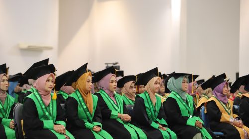 Para wisudawati Fakultas Tarbiyah dan Keguruan sedang mendengarkan pidato Wisudawan Terbaik Agustus 2022 (Foto-Humas-Yulida Rifani)