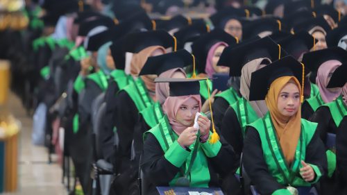 Para wisudawati ikut terharu atas momen bahagia di Wisuda UIN Antasari Agustus 2022 (Foto-Humas-Yulida Rifani)