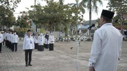 Pegawai Senior Humas (Hadi Rustami) sedang menjadi Komandan Upacara. Foto Humas-Achmad Magfur