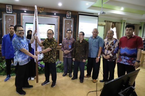 Pelepasan kontingen oleh Rektor UIN Antasari. Foto Humas-Hadi Rustami