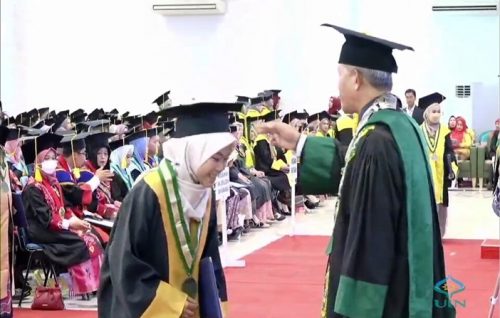 Pemindahan tali topi toga Maulitia Nur Khasanah oleh Dekan Fakultas Dakwah dan Ilmu Komunikasi UIN Antasari