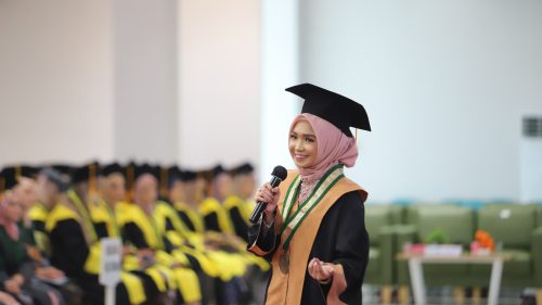 Penampilan memukau Fitriatul Awaliyyah, mahasiswi Fakultas Dakwah dan Ilmu Komunikasi UIN Antasari saat menyumbangkan lagu di Wisuda Agustus 2022 (Foto-Humas-Yulida Rifani)