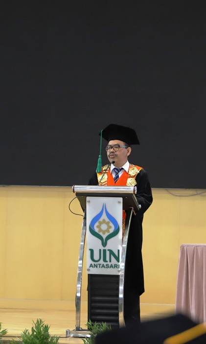 Rektor UIN Antasari Prof. Dr. H. Mujiburrahman, M.A. saat memberikan sambutannya di Wisuda Sarjana ke-73 dan Pascasarjana ke-43 (Foto-Humas-Yulida Rifani)