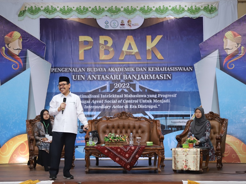 Rektor UIN Antasari Prof. Dr. H. Mujiburrahman, M.A. saat menjadi pemateri di Gelombang ketiga PBAK 2022 (Foto-Humas-Yulida Rifani)