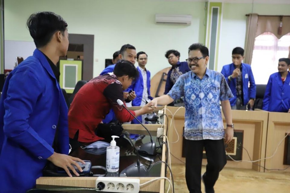 Rektor UIN Antasari melepas para mahasiswa peserta Pesona 2022. Foto Humas-Hadi Rustami