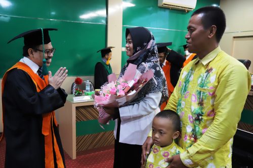 Rektor UIN Antasari mengucapkan selamat atas kelulusan Ria Susanti. Foto Humas-Hadi Rustami