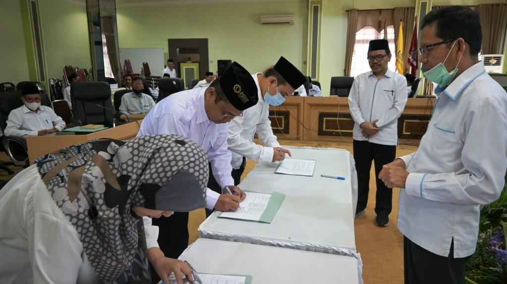 Rektor UIN Antasari menyaksikan penandatanganan para pejabat Fakultas Ekonomi dan Bisnis Islam. Foto Humas-Hadi Rustami