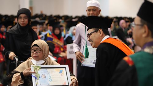 Rektor UIN Antasari menyerahkan penghargaan kepada Almarhumah Latifah, S.Sos. melalui kedua orang tuanya (Foto-Humas-Yulida Rifani)