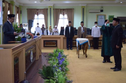 Rektor UIN Antasari resmi melantik Dosen Baru Dr. Taufik Hidayat, S.Psi., Psikolog, M.Kes. (Foto-Humas-Zulkifli Ariyadi)