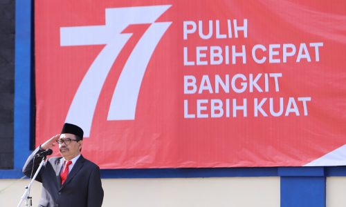 Rektor UIN Antasari saat menjadi Pembina Upacara HUT ke-77 RI (Foto-Humas-Yulida Rifani)