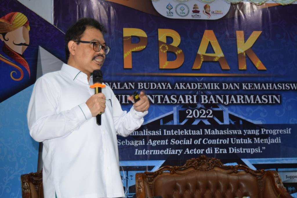 Rektor UIN Antasari saat menjadi narasumber materi pertama di Gelomba Perdana PBAK 2022 (Foto-Humas-Abdi Rif'an Husna)