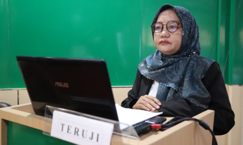 Seri Mulyani sedang tegang menghadapi ujian disertasi. Foto Humas-Hadi Rustami