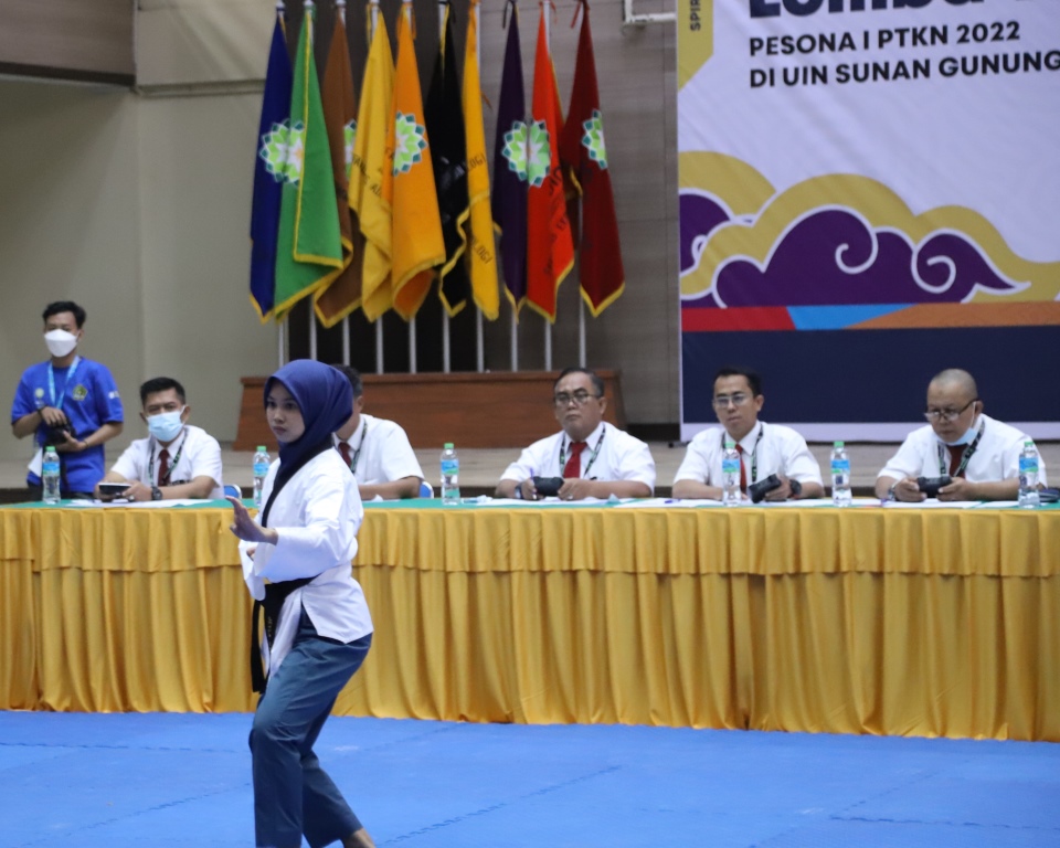 Taekwondoin Putri UIN Antasari Jela Habbatul Halwa berlaga di Final Poomsae Pesona 2022 Bandung. Foto Humas-Yulida Rifani