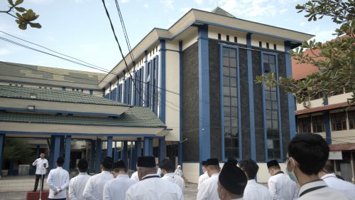 Upacara mingguan pegawai Rektorat UIN Antasari di Halaman Gedung Pusat Sumber Belajar. Foto Humas-Achmad Magfur