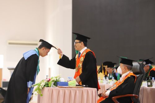 Wisudawan terbaik Agustus 2022 Panji Ansari mendapat penghargaan diwisuda langsung Rektor UIN Antasari (Foto-Humas-Yulida Rifani) - Copy