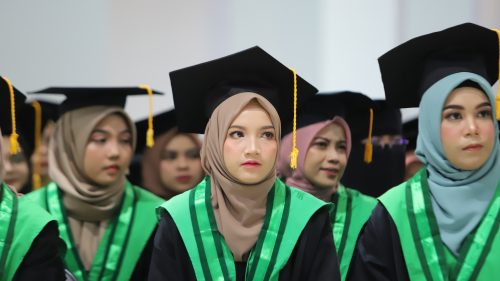 Wisudawati dari Fakultas Tarbiyah dan Keguruan sedang mendengarkan sambutan Wisudawan Terbaik UIN Antasari Agustus 2022 (Foto-Humas-Yulida Rifani)