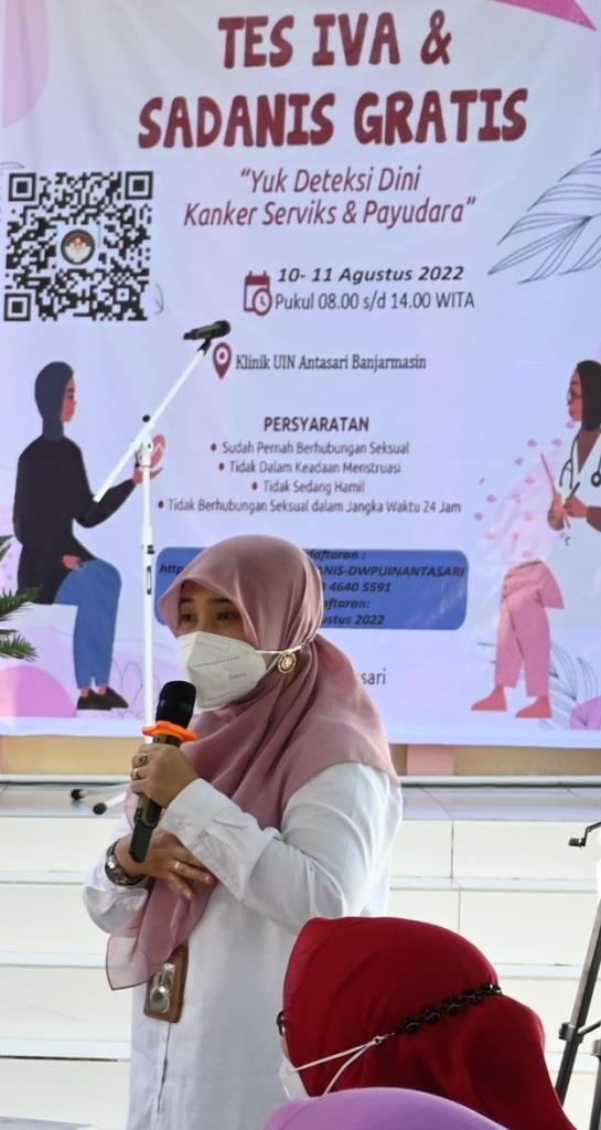 dr Rini Kuntari dari Puskesmas Cempaka Putih Banjarmasin, saat menyosialisasikan pentingnya deteksi dini Kanker Serviks & Payudara (Foto-Humas-Hadi Rustami)