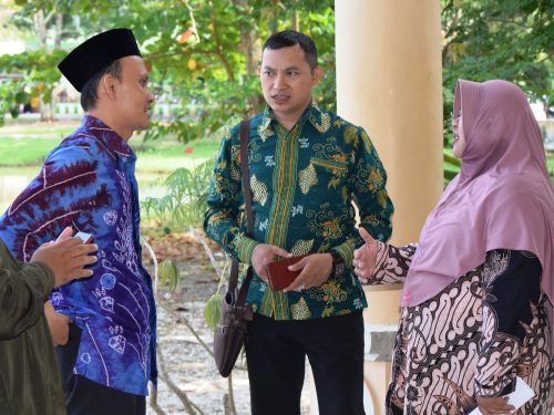 Budi Rahmat Hakim (WD 3 FS), salah satu tutor, dan Fatwiyah Noor (Kepala UPB UIN Antasari) (Foto-Humas-Hadi Rustami)