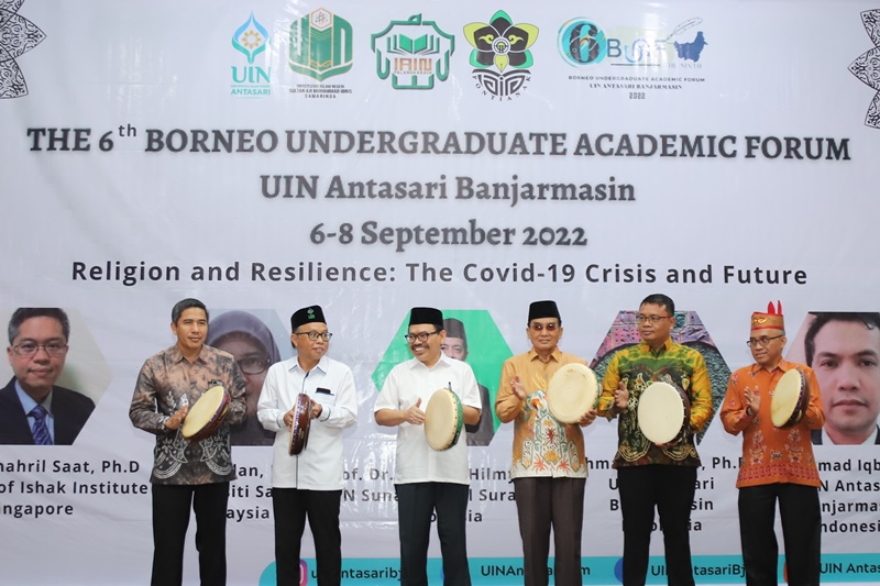 Dari kiri ke kanan - WR UINSI, WR UIN Antasari, Rektor UIN Antasari, Rektor IAIN Palangkaraya, WR IAIN Pontianak, dan WR IAIN Palangkaraya (Foto-Humas-Yulida Rifani - 800