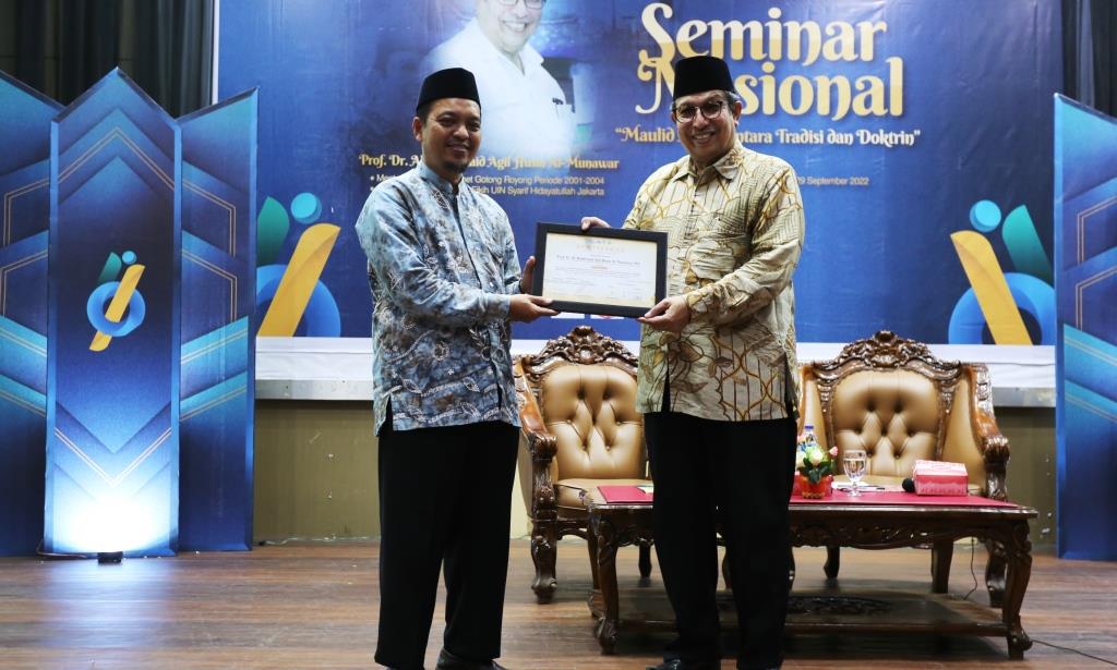 Dekan FUH UIN Antasari Dr. Dzikri Nirwana, M.Ag. menyerahkan kenang-kenangan kepada Prof. Dr. H. Said Agil Husin Al Munawar, M.A. (Foto-Humas-Hadi Rustami)