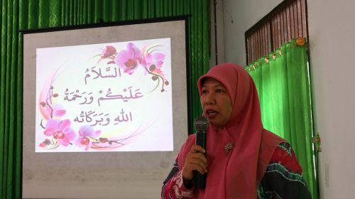 Dr. Hj. Norlaila, M.Ag., M.Pd. (Ketua Pusat Studi Gender) saat memandu acara pembuka (Foto-Humas-Achmad Magfur)