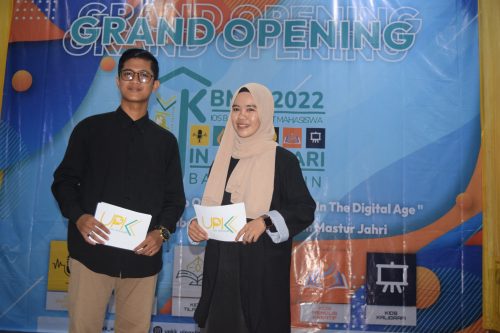 Duo pemandu acara binaan KBMM UPKK UIN Antasari (Foto-Humas-Hadi Rustami)