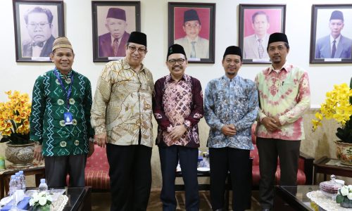 Foto bersama Rektor UIN Antasari Prof. Dr. H. Mujiburrahman, M.A. (tengah) bersama Menag RI Kabinet Gotong Royong (Foto-Humas-Hadi Rustami)