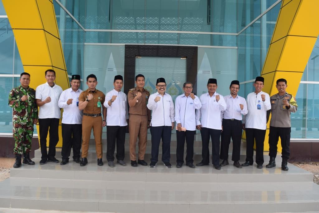 Foto bersama Tiga Pilar Kelurahan Guntung Manggis dengan Pimpinan UIN Antasari - kompres