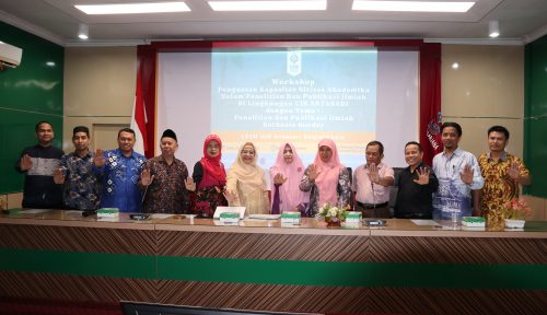 Foto bersama para dosen laki-laki UIN Antasari dengan Pakar Studi Gender Nasional Prof. Dr. Hj. Mufidah Cholil, M.Ag.