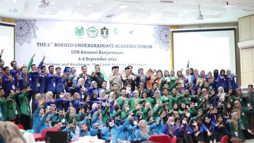 Foto bersama para peserta BUAF ke-6 dengan para pimpinan PTKIN se-Kalimantan (Foto-Humas-Yulida Rifani) - Kompres
