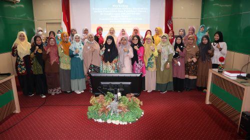 Foto bersama para dosen perempuan UIN Antasari dengan Guru Besar UIN Malang Prof. Dr. Hj. Mufidah Cholil, M.Ag. (Foto-Humas-Achmad Magfur)