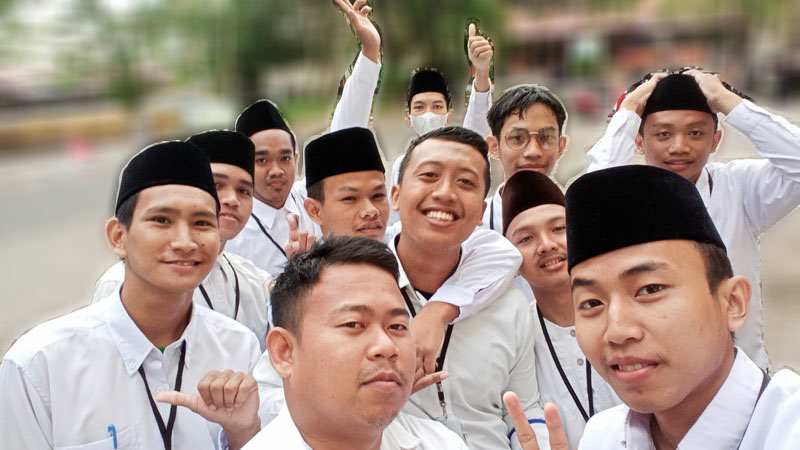 Gd Arief Adyana (Tengah) bergembira bersama teman-temannya usai mengikuti PBAK 2022 (Foto-Gd Arief Adyana untuk Humas) - Copy blur2
