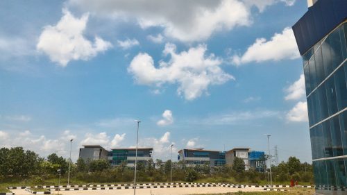 Gedung FDIK (kiri) dan FUH (kanan) tampak dari kejauhan (Foto-Humas-Achmad Magfur)