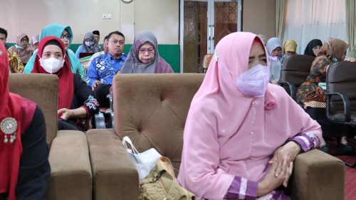 Guru Besar UIN Antasari Prof. Dr. Hj. Masyithah Umar, M.Hum. turut mengikuti Pelatihan Penelitian Berbasis Gender (Foto-Humas-Achmad Magfur)