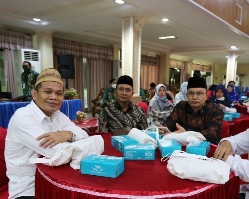 Karo Administrasi Umum, Perencanaan, Keuangan, dan Kepegawaian UIN Antasari Dr. H. Adnan Nota, M.A. (kiri) - Foto-Humas-Hadi Rustami